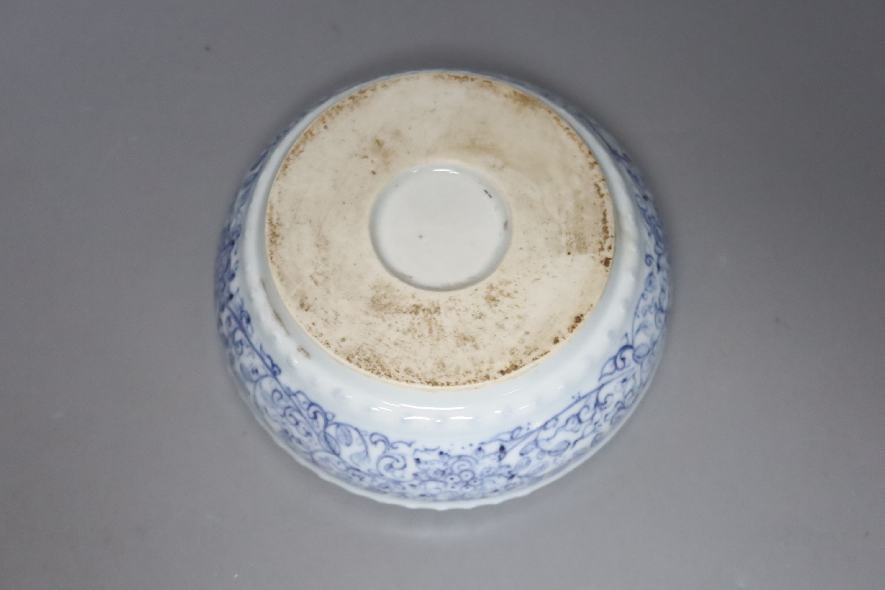 A small Chinese blue and white water bowl, diameter 11cm